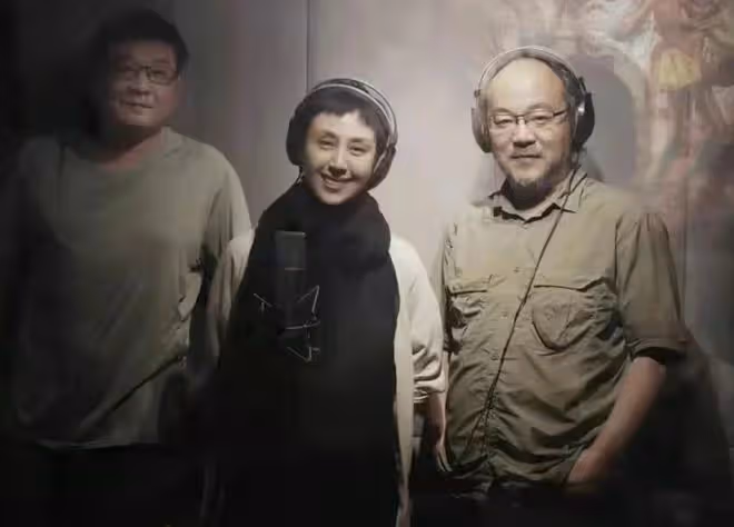 52歲竇唯與李誠儒前妻聚會,相互依偎表情羞澀,滿臉白鬍子太顯老