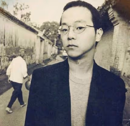 52歲竇唯與李誠儒前妻聚會,相互依偎表情羞澀,滿臉白鬍子太顯老