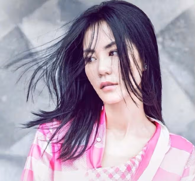 52歲竇唯與李誠儒前妻聚會,相互依偎表情羞澀,滿臉白鬍子太顯老