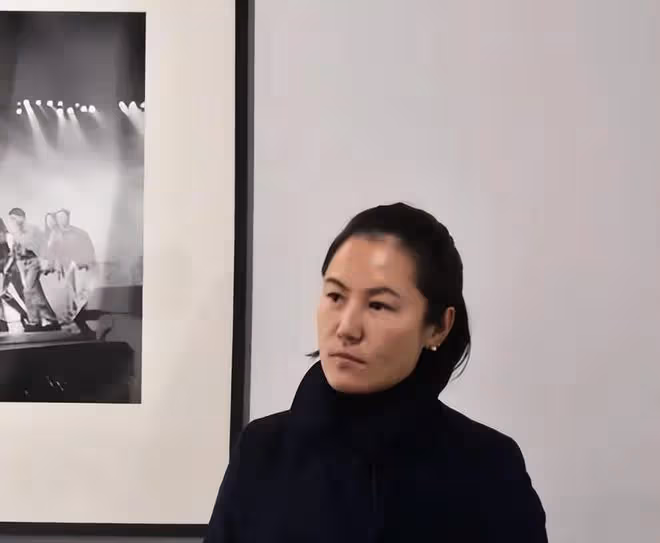 52歲竇唯與李誠儒前妻聚會,相互依偎表情羞澀,滿臉白鬍子太顯老
