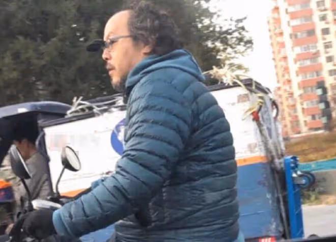 52歲竇唯與李誠儒前妻聚會,相互依偎表情羞澀,滿臉白鬍子太顯老