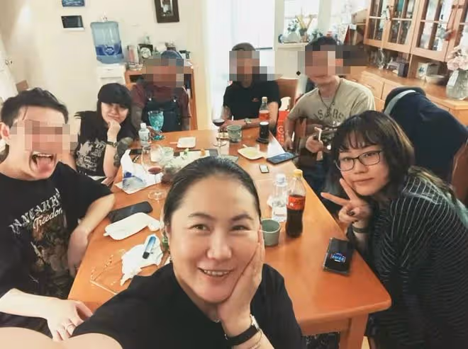 52歲竇唯與李誠儒前妻聚會,相互依偎表情羞澀,滿臉白鬍子太顯老