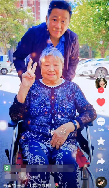 63歲丁勇岱推年邁母親出門,穿著簡樸無人識,母子慈眉善目長很像