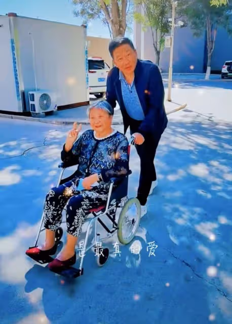 63歲丁勇岱推年邁母親出門,穿著簡樸無人識,母子慈眉善目長很像