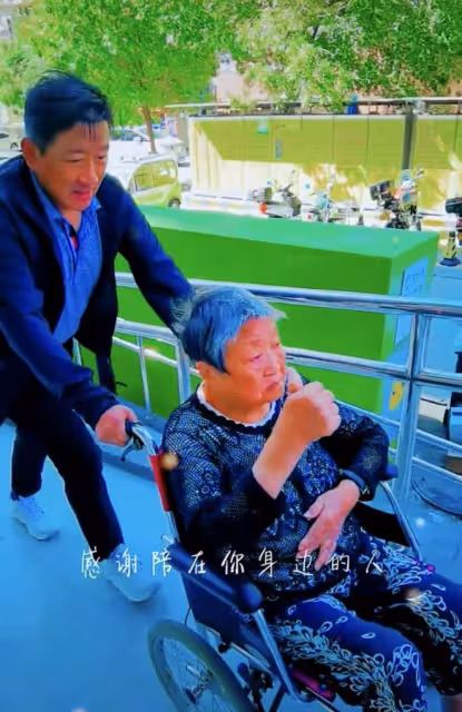 63歲丁勇岱推年邁母親出門,穿著簡樸無人識,母子慈眉善目長很像