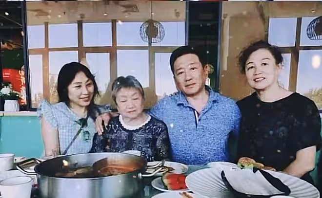 63歲丁勇岱推年邁母親出門,穿著簡樸無人識,母子慈眉善目長很像