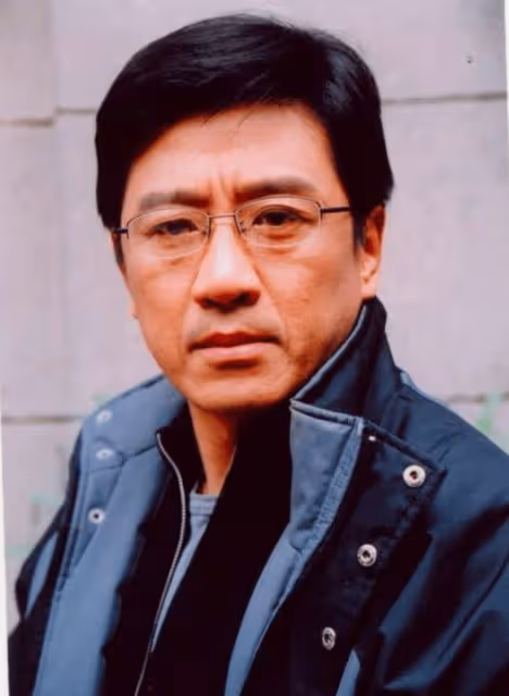 63歲丁勇岱推年邁母親出門,穿著簡樸無人識,母子慈眉善目長很像