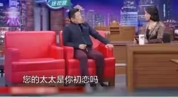 63歲丁勇岱推年邁母親出門,穿著簡樸無人識,母子慈眉善目長很像