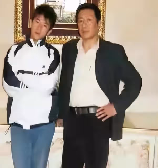63歲丁勇岱推年邁母親出門,穿著簡樸無人識,母子慈眉善目長很像