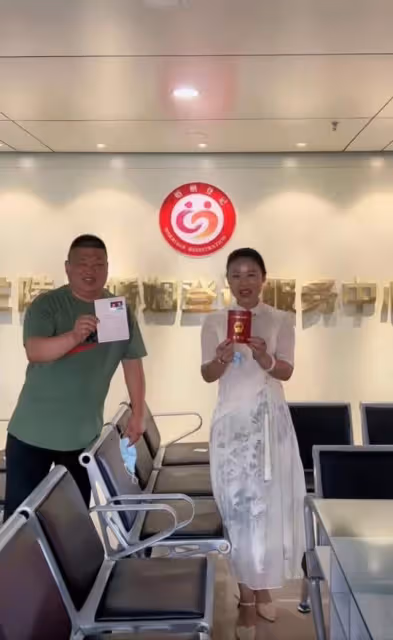 草帽姐與老公現身婚姻登記處,高調曬結婚證,疑似未婚先孕惹爭議