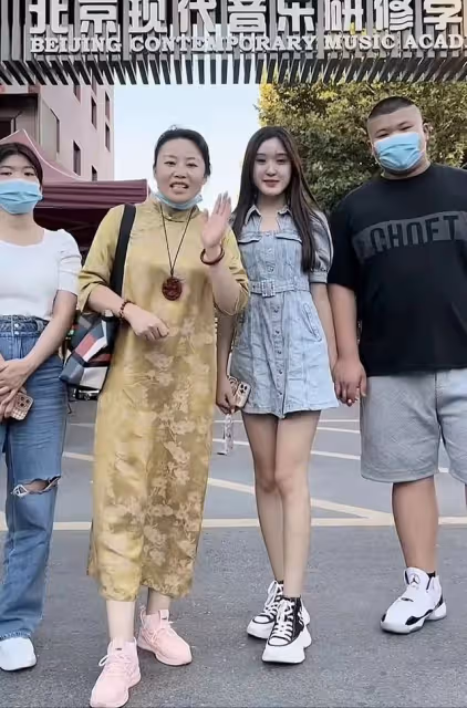 草帽姐與老公現身婚姻登記處,高調曬結婚證,疑似未婚先孕惹爭議
