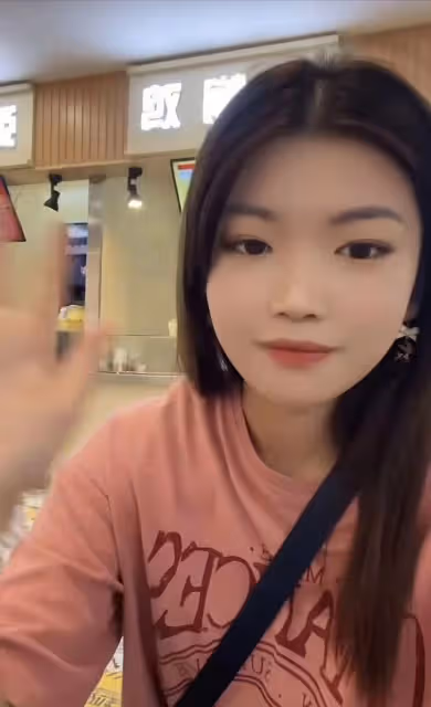 草帽姐與老公現身婚姻登記處,高調曬結婚證,疑似未婚先孕惹爭議