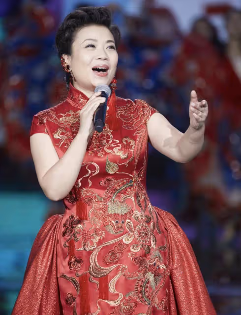 歌唱家張也：跟初戀分手後，53歲還單身，有呂繼宏陪伴很幸福