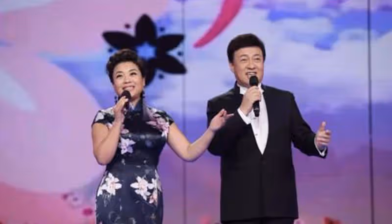 歌唱家張也：跟初戀分手後，53歲還單身，有呂繼宏陪伴很幸福