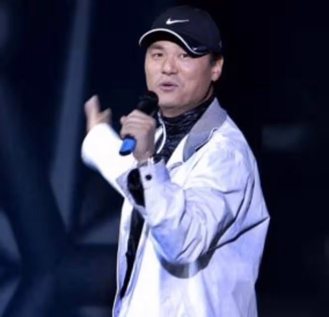 歌唱家張也:跟初戀分手後,53歲還單身,有呂繼宏陪伴很幸福