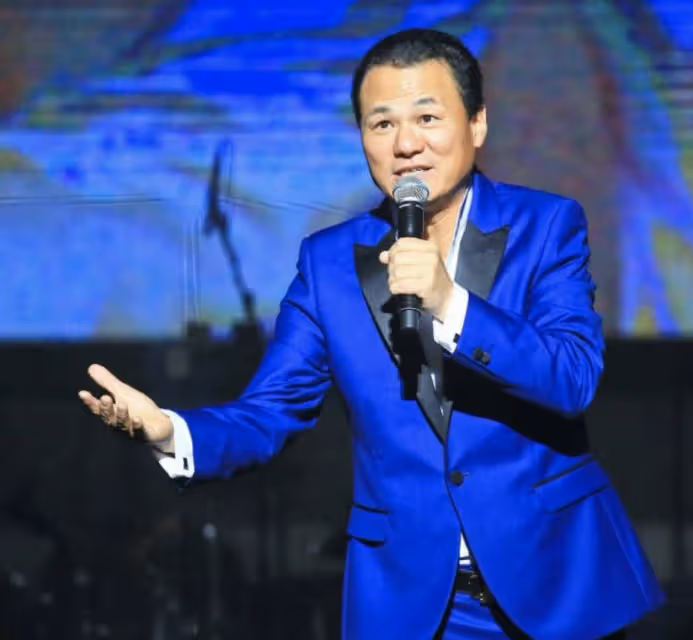 歌唱家張也:跟初戀分手後,53歲還單身,有呂繼宏陪伴很幸福