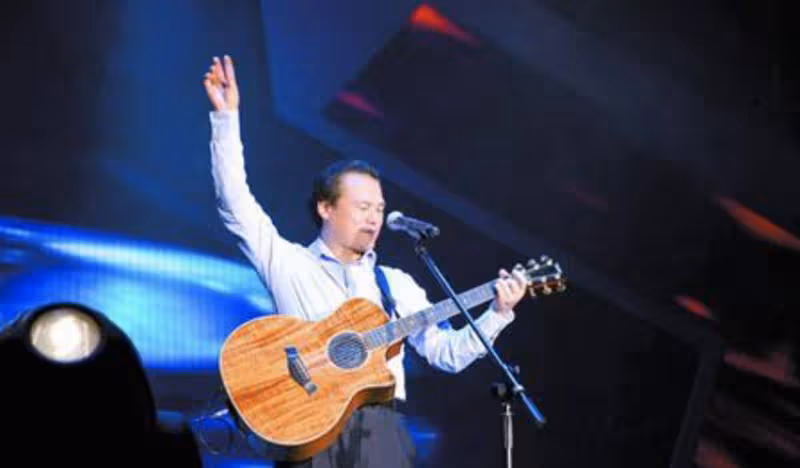 歌唱家張也:跟初戀分手後,53歲還單身,有呂繼宏陪伴很幸福