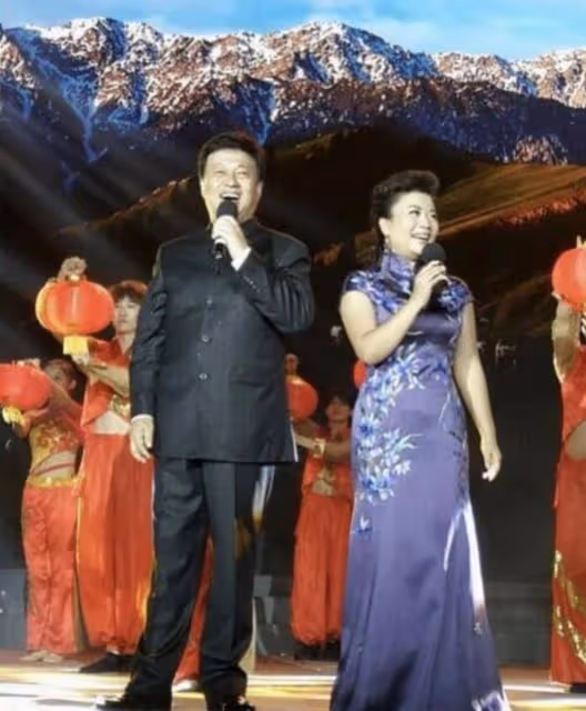 歌唱家張也:跟初戀分手後,53歲還單身,有呂繼宏陪伴很幸福