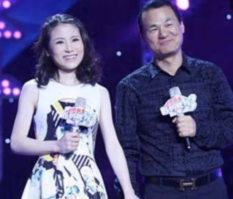 歌唱家張也:跟初戀分手後,53歲還單身,有呂繼宏陪伴很幸福