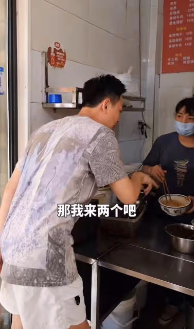 知名愛國港星定居內地!排隊吃蒼蠅小館無人識,自來熟已融入居民