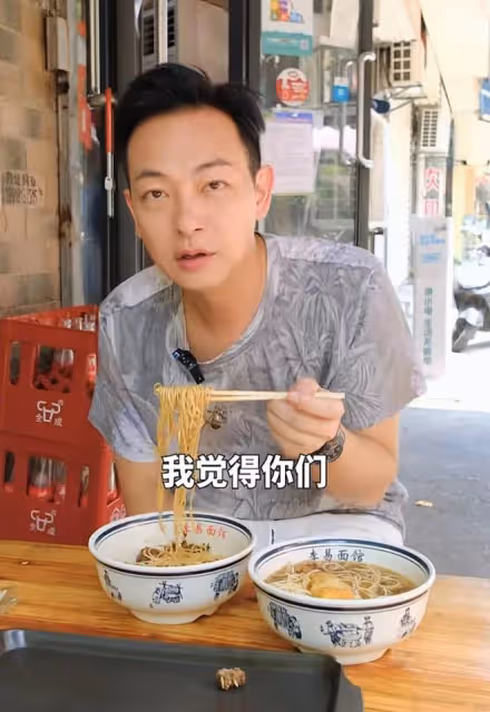 知名愛國港星定居內地!排隊吃蒼蠅小館無人識,自來熟已融入居民