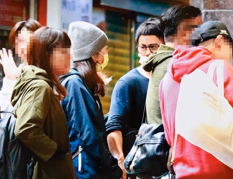 李安兒子官宣結婚!娶38歲素人當老婆,女方長相清秀穿著樸素,戴婚戒秀恩愛,網:這顏值不比明星差