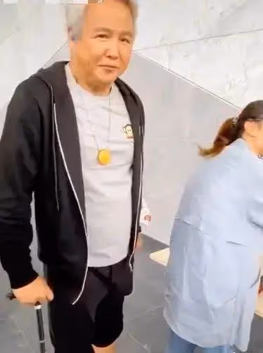 有錢就是任性,張庭豪擲八十億,買下黃浦江邊19層整棟樓,當場豪送一整層給閨蜜,林瑞陽親自拄拐監工