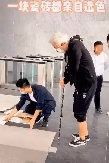 有錢就是任性,張庭豪擲八十億,買下黃浦江邊19層整棟樓,當場豪送一整層給閨蜜,林瑞陽親自拄拐監工