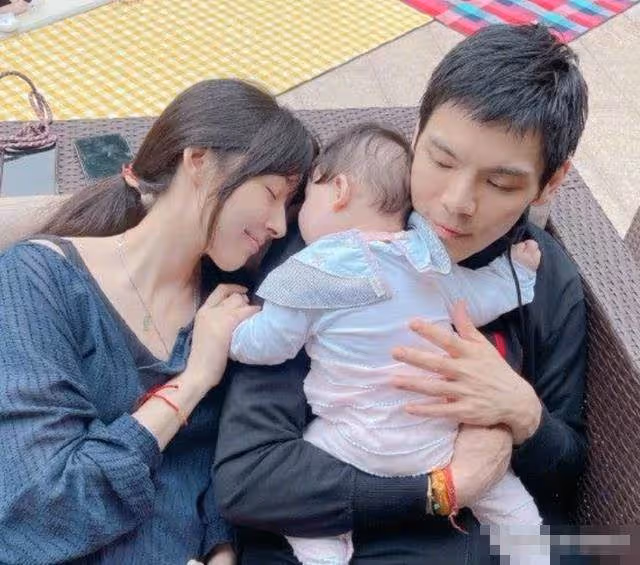 向佐風波後首露面!與友人聚會春光滿面,疑未陪郭碧婷坐月子