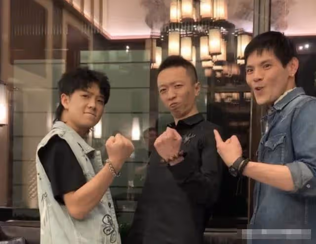 向佐風波後首露面!與友人聚會春光滿面,疑未陪郭碧婷坐月子