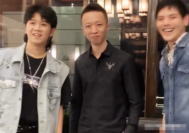 向佐風波後首露面!與友人聚會春光滿面,疑未陪郭碧婷坐月子