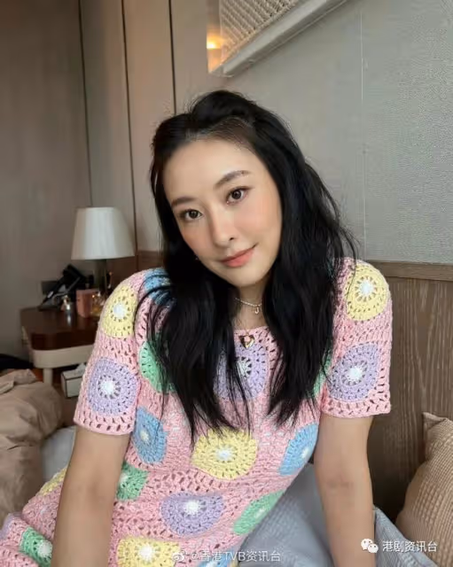陳瀅新相酒店房內床上留影!連身裙過短網民憂心:小心走光