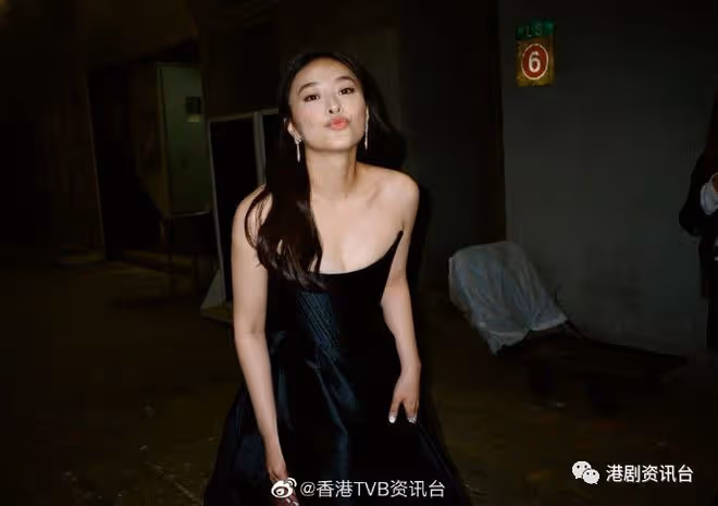陳瀅新相酒店房內床上留影！連身裙過短網民憂心：小心走光