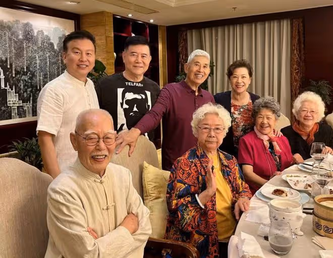 張澤群與田華張勇手等老藝術家聚會,劉曉慶羨慕不已,稱怎麼沒我
