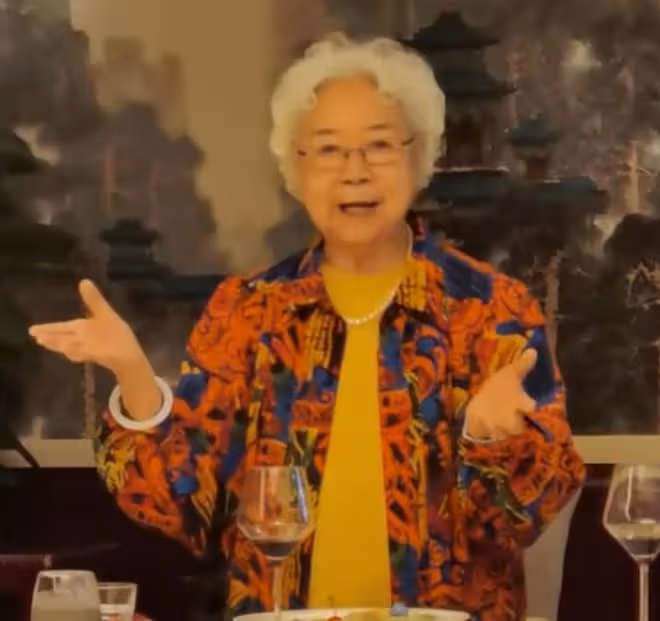 張澤群與田華張勇手等老藝術家聚會,劉曉慶羨慕不已,稱怎麼沒我