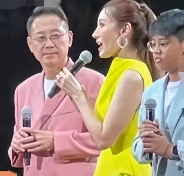 李嘉欣基因可惜了，兒子長相真不好看，不像父母反而像泰國人！