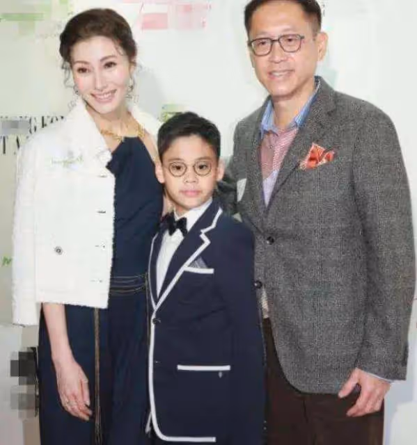 李嘉欣基因可惜了,兒子長相真不好看,不像父母反而像泰國人!