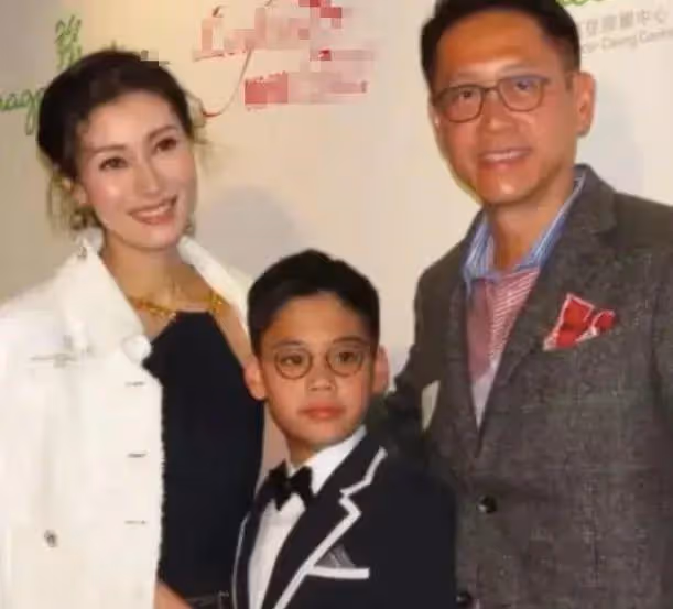 李嘉欣基因可惜了,兒子長相真不好看,不像父母反而像泰國人!