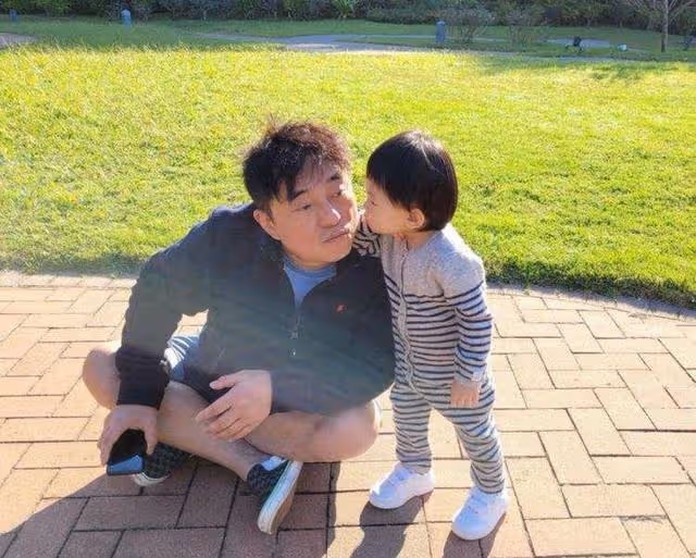 老來得女!58歲知名港星與2歲女兒互動有愛,3層別墅內景曝光