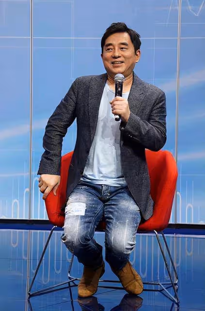 老來得女!58歲知名港星與2歲女兒互動有愛,3層別墅內景曝光
