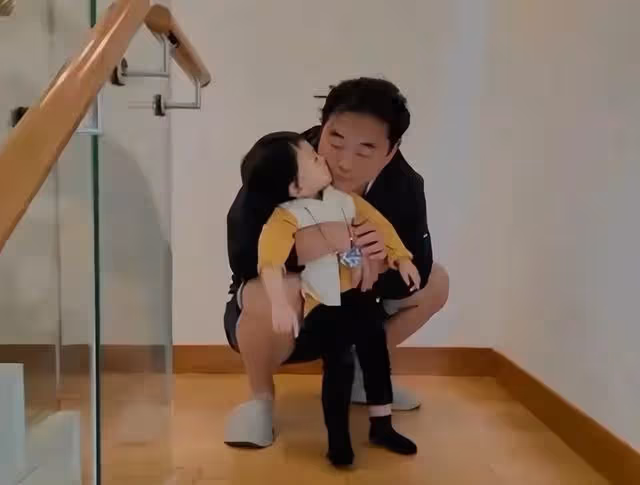 老來得女!58歲知名港星與2歲女兒互動有愛,3層別墅內景曝光