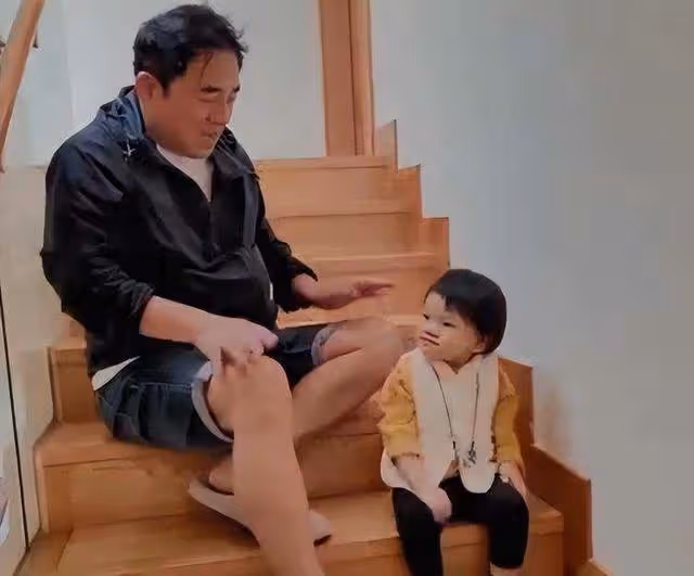 老來得女!58歲知名港星與2歲女兒互動有愛,3層別墅內景曝光