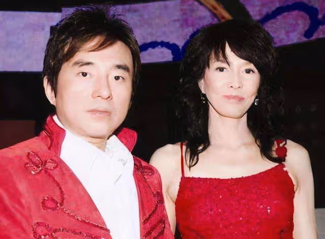 老來得女!58歲知名港星與2歲女兒互動有愛,3層別墅內景曝光