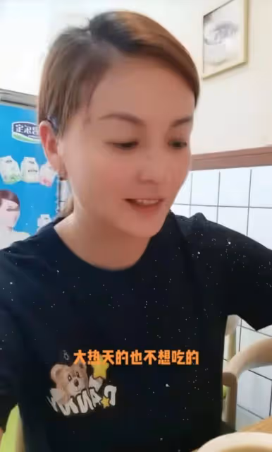 42歲戴嬌倩現身蒼蠅小館,自帶公筷吃小籠包,穿百元衣素顏無人識