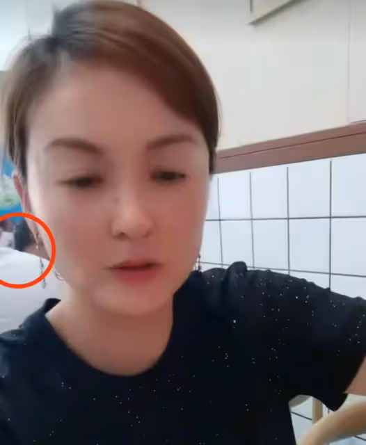 42歲戴嬌倩現身蒼蠅小館,自帶公筷吃小籠包,穿百元衣素顏無人識