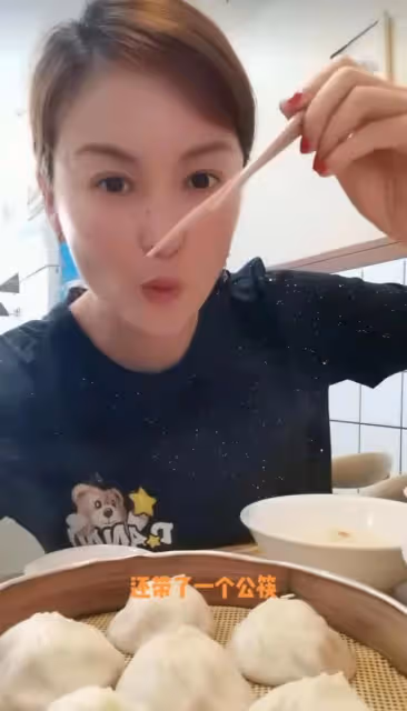 42歲戴嬌倩現身蒼蠅小館,自帶公筷吃小籠包,穿百元衣素顏無人識