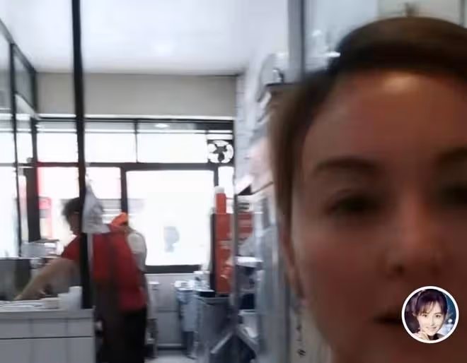 42歲戴嬌倩現身蒼蠅小館,自帶公筷吃小籠包,穿百元衣素顏無人識