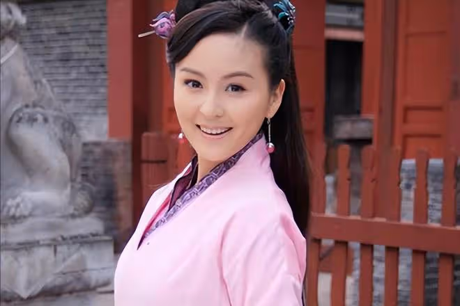 42歲戴嬌倩現身蒼蠅小館,自帶公筷吃小籠包,穿百元衣素顏無人識