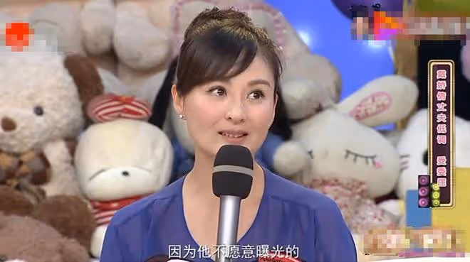 42歲戴嬌倩現身蒼蠅小館,自帶公筷吃小籠包,穿百元衣素顏無人識