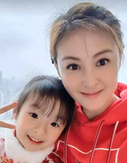 42歲戴嬌倩現身蒼蠅小館,自帶公筷吃小籠包,穿百元衣素顏無人識